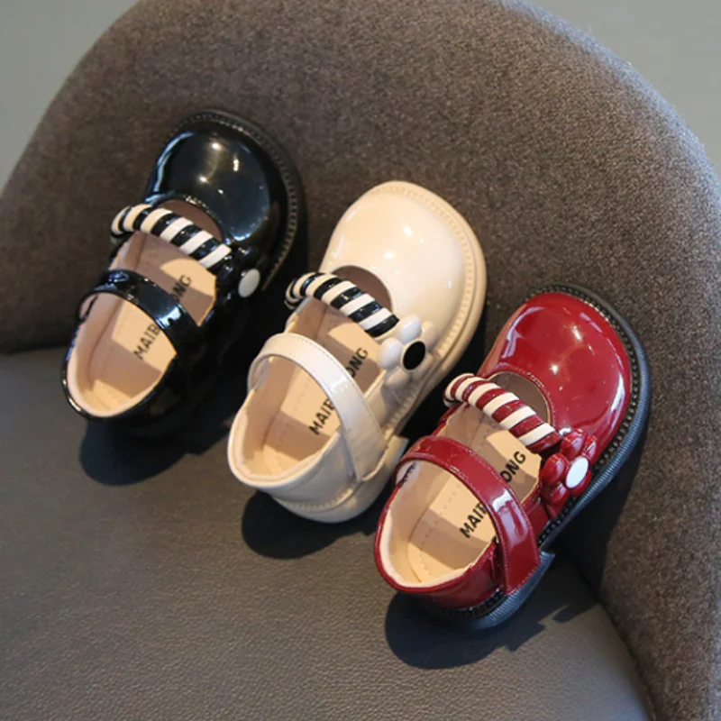 Модная обувь из ПУ лакированной кожи милая Цветочная детская для девочек мягкая