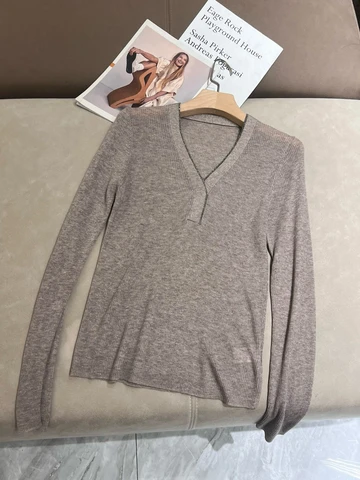 Шелковый вязаный свитер  V-образным вырезом