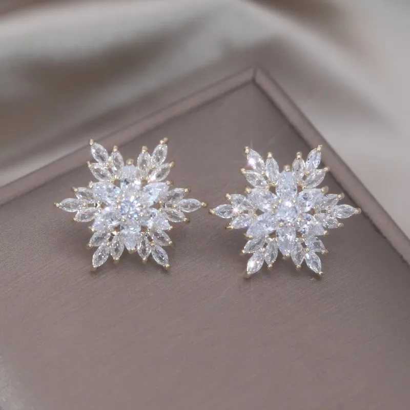 

Korean Fashion Zircon Snow Flower Stud Earrings for Women Elegant Women Wedding Party Jewelry Accessories Gift pendientes mujer