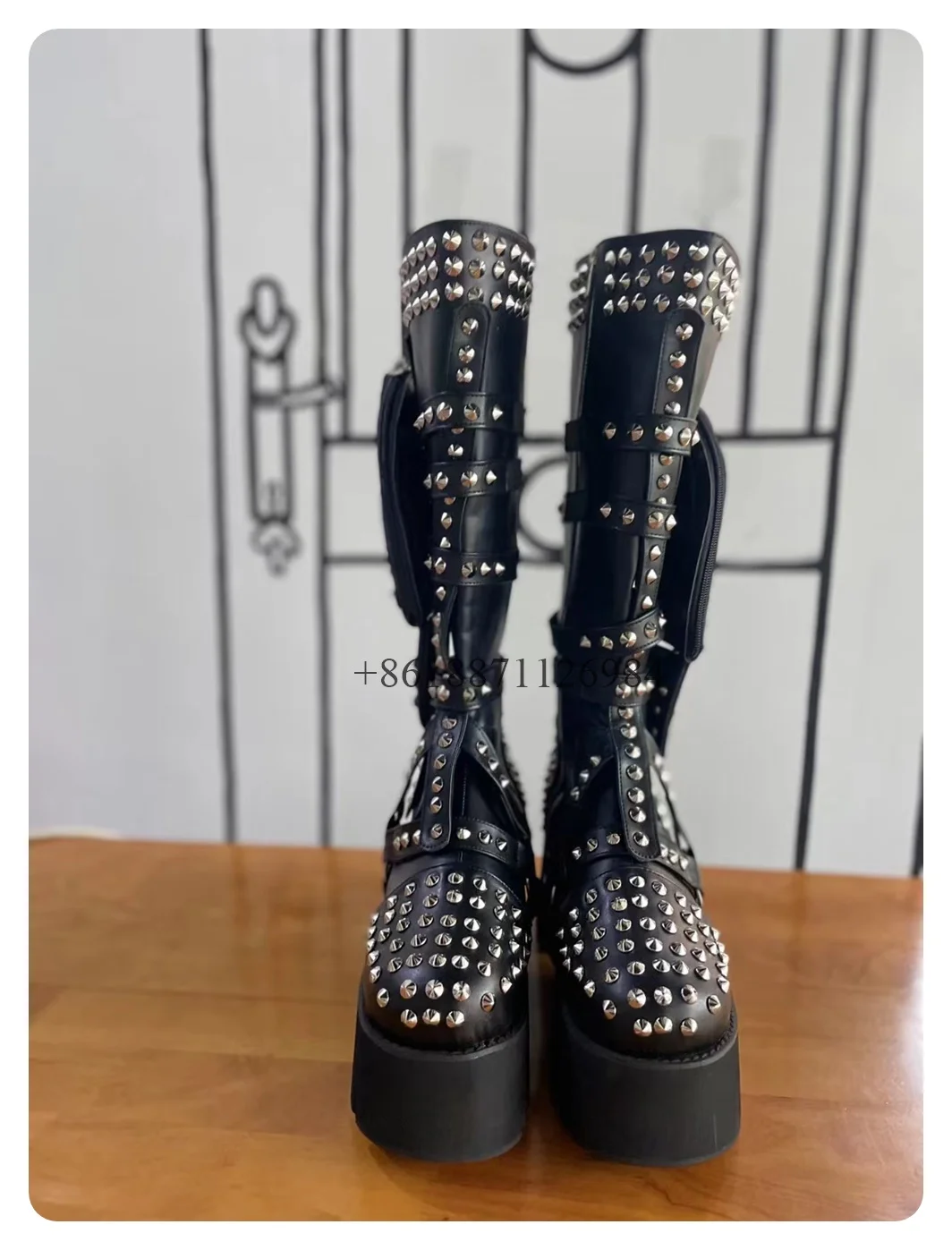 Черные женские сапоги до колена на платформе с круглым носком и заклепками туфли