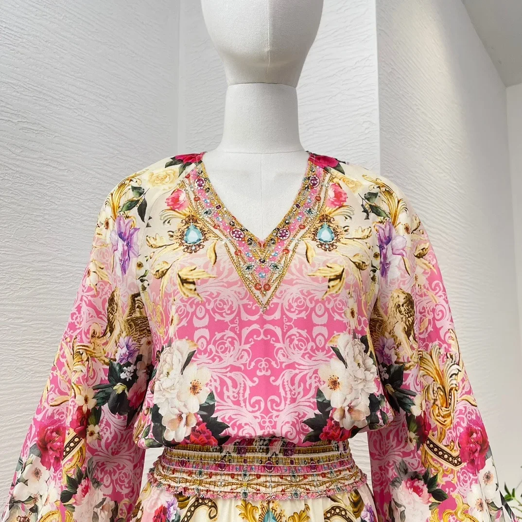 Женское платье с цветочным принтом розовое средней длины V-образным вырезом и