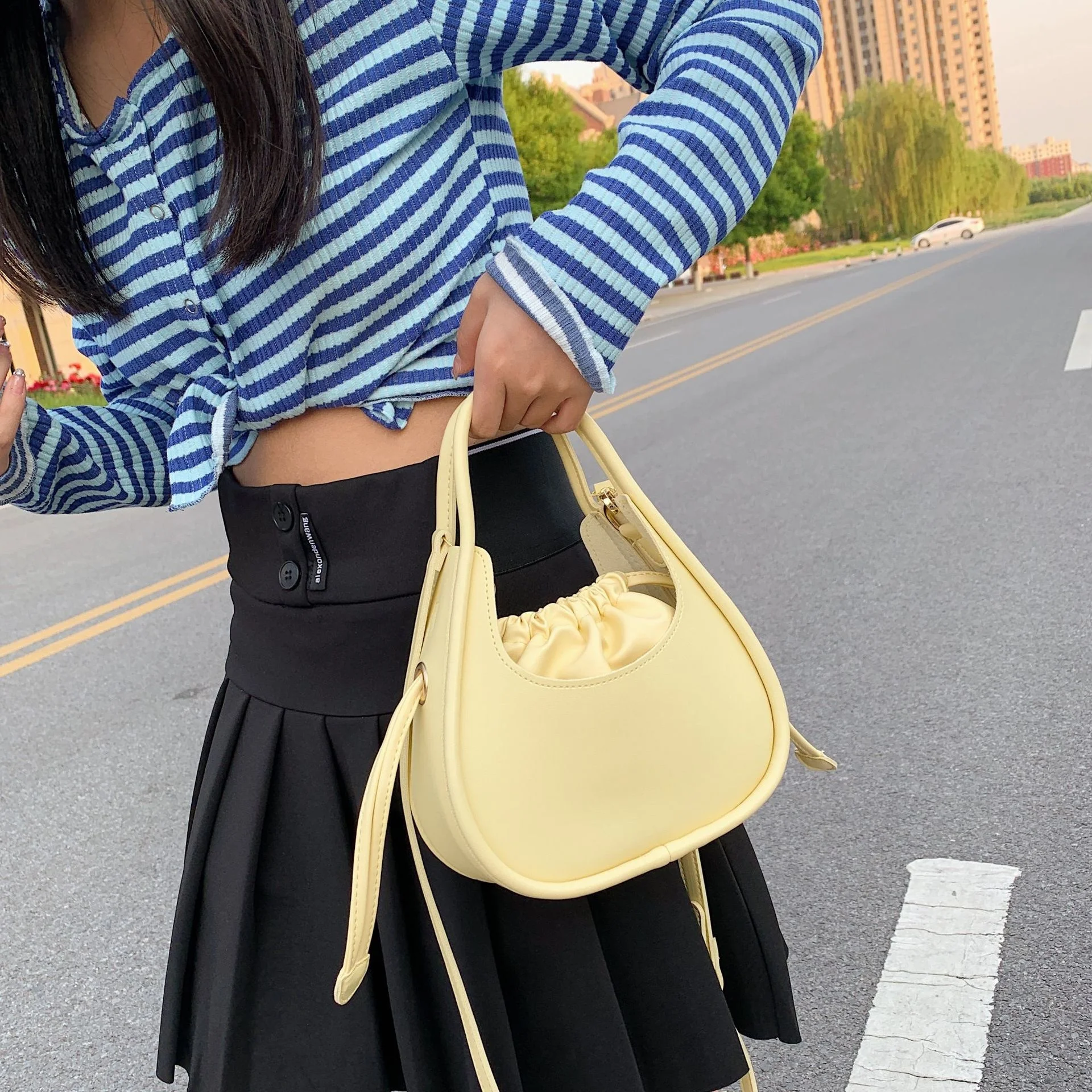 

Niche design 2022 new Korean ins texture popular one shoulder messenger portable fashion jelly saddle bag women