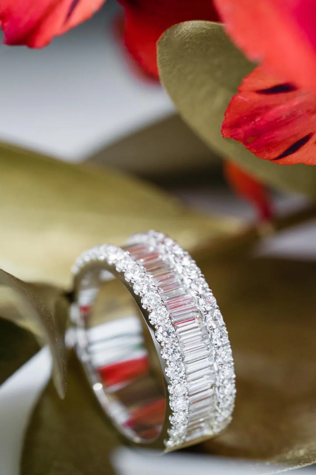 

Кольцо tamtur с кристаллами и бриллиантами, освещенное в коробке