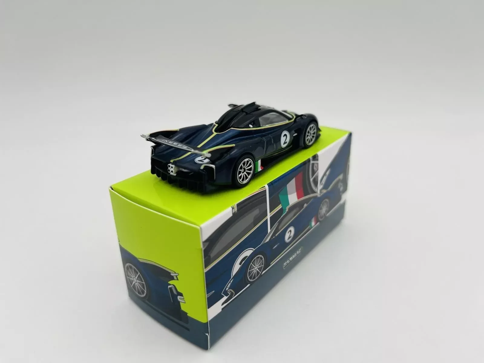 TARMAC РАБОТАЕТ 1:64 Huayra R Blu Avio Литая под давлением модель автомобиля Коллекция