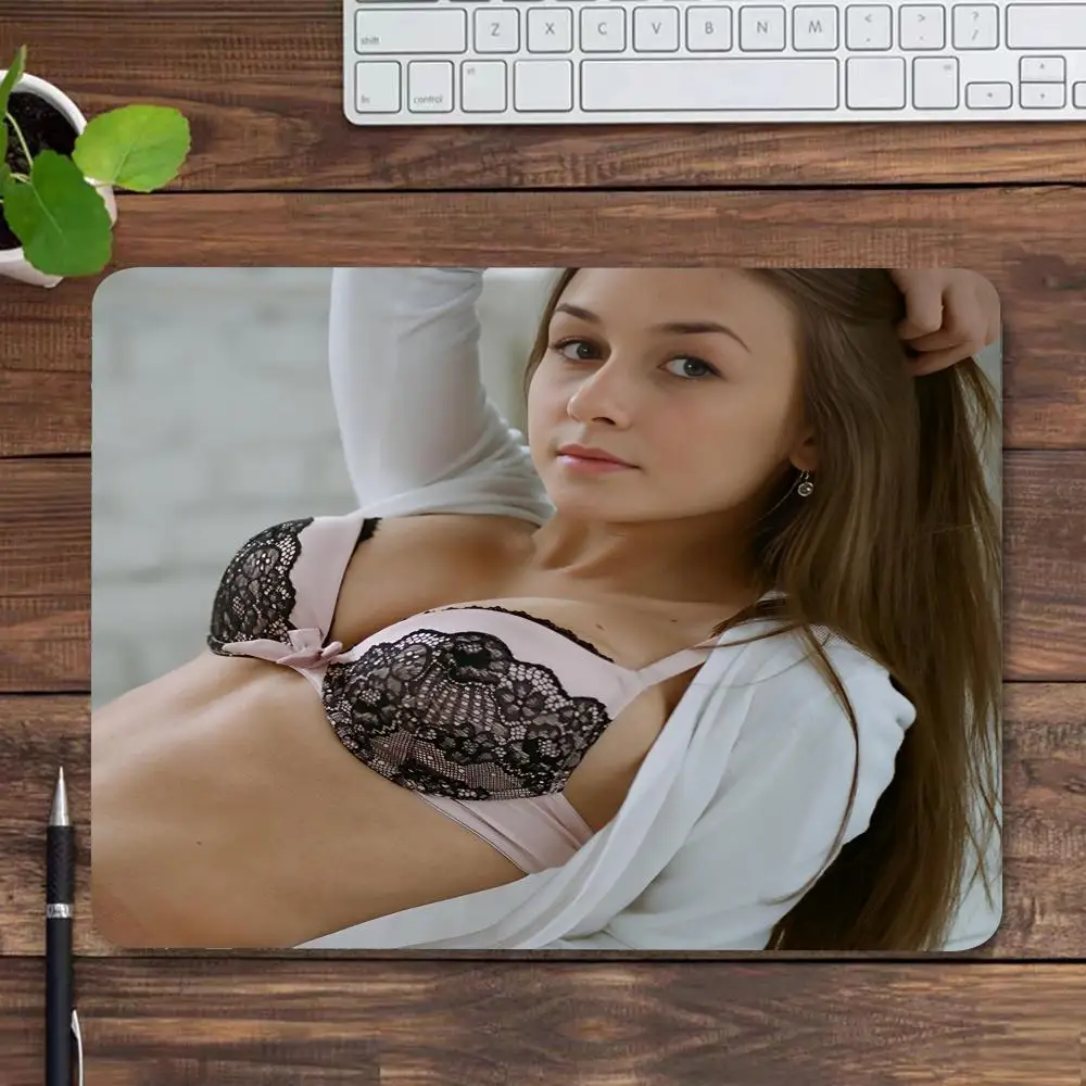 Singer Alena Alena&amp J-Jerry Heil MINISO Mouse Pad Ultrafine Surface Gaming Accessories Keyboard Pads Gamer Mat Rubber Desk