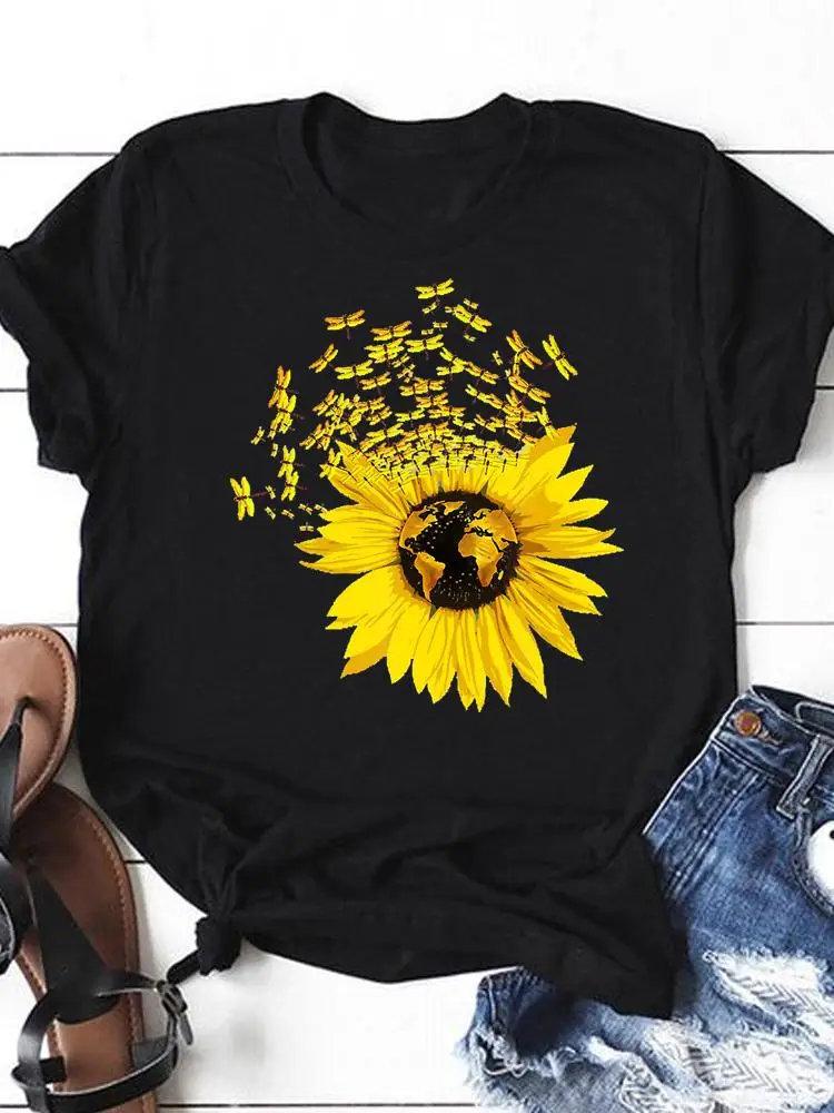 

Футболка женская с рисунком стрекозы и цветов, топ с коротким рукавом с принтом, модная одежда, черный цвет, на лето