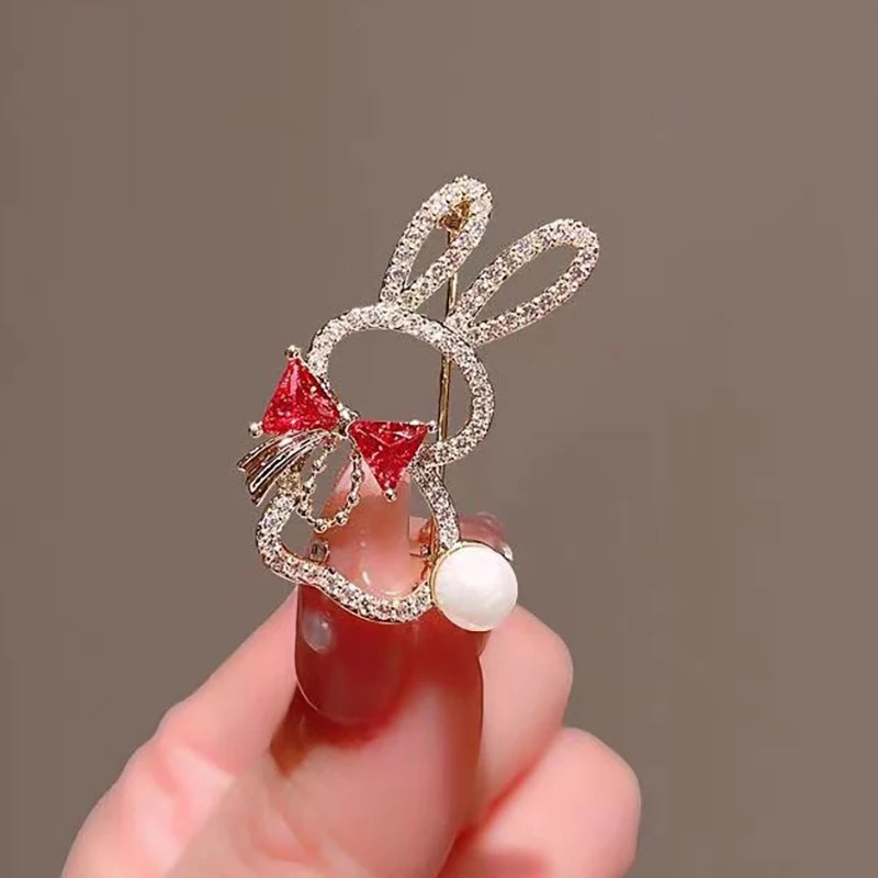 

2023 Chinese Zodiac Brooch Cute Rabbit Carrot Red Bow Crystal Rhinestone Badge Suit Lapel Pin Corsage Collar Pins for Backpacks