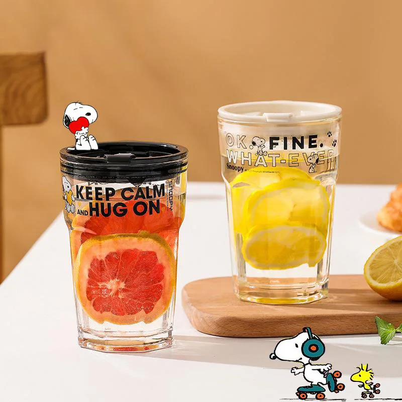 

Стакан для воды со стеклянной соломинкой и мультяшным принтом