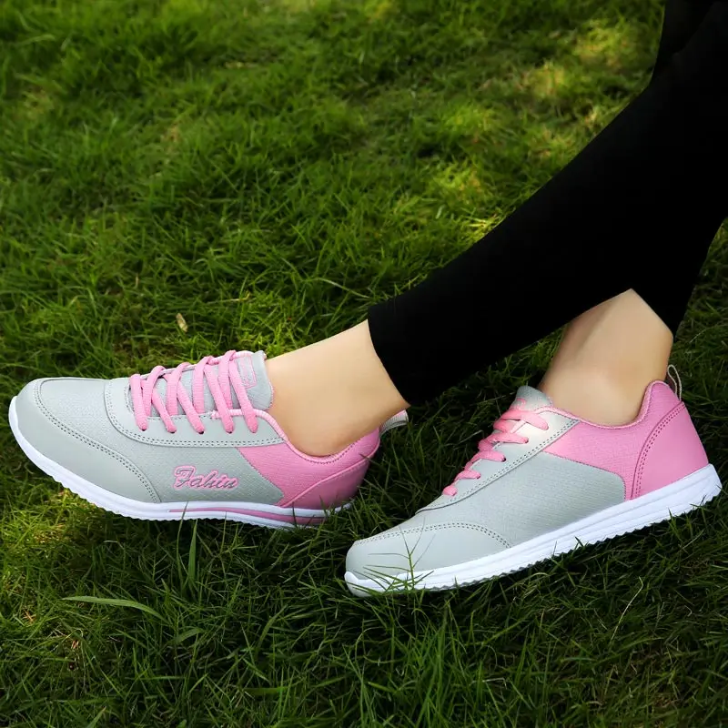 

Женские кроссовки для бега, спортивная обувь на плоской платформе, женские массивные кроссовки на танкетке, большой размер, красная повседн...