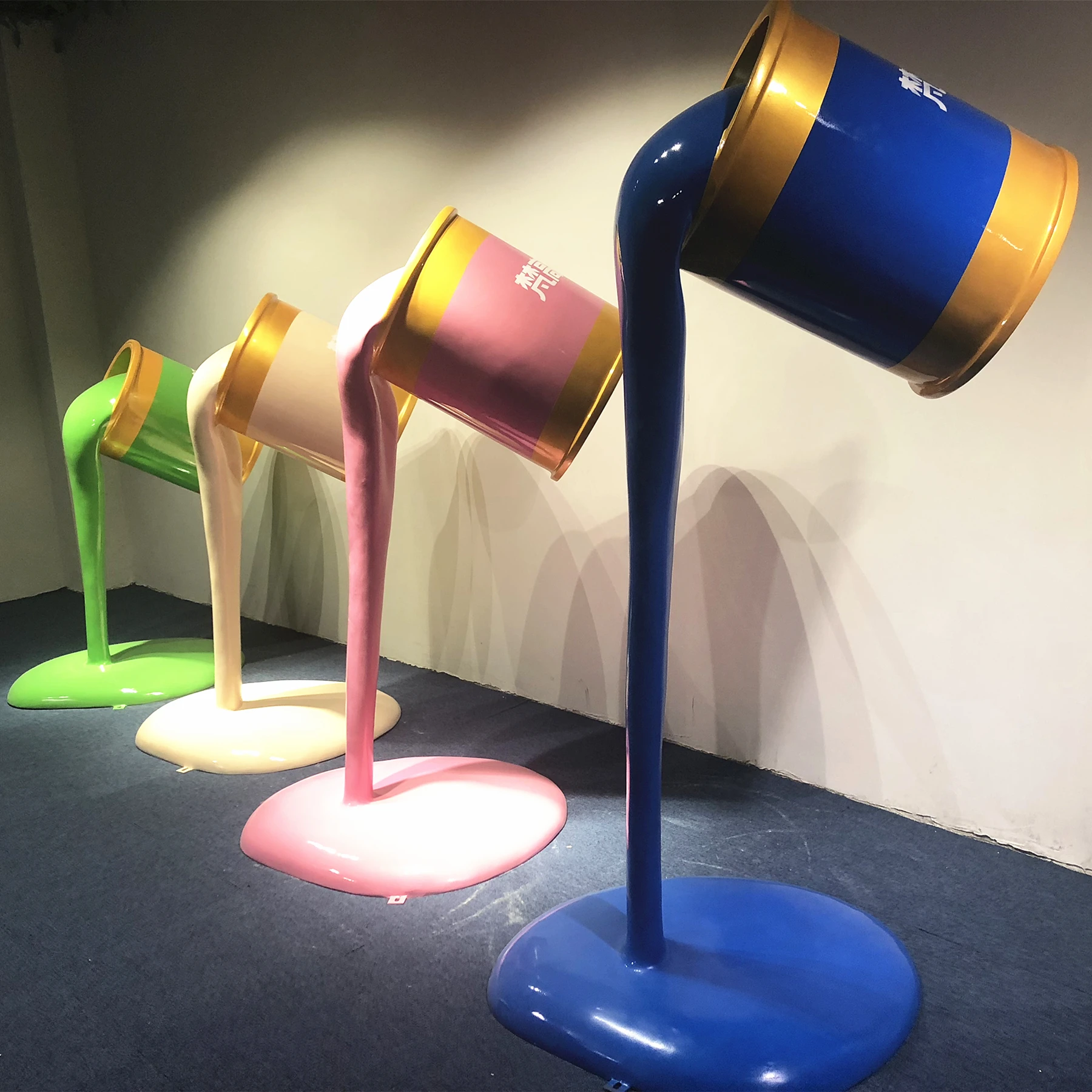 

Painted FRP Paint Bucket Ornaments Pigment Bucket Sculpture Art Museum Shopping Mall Pedestrian Street Lawn Park Meichen