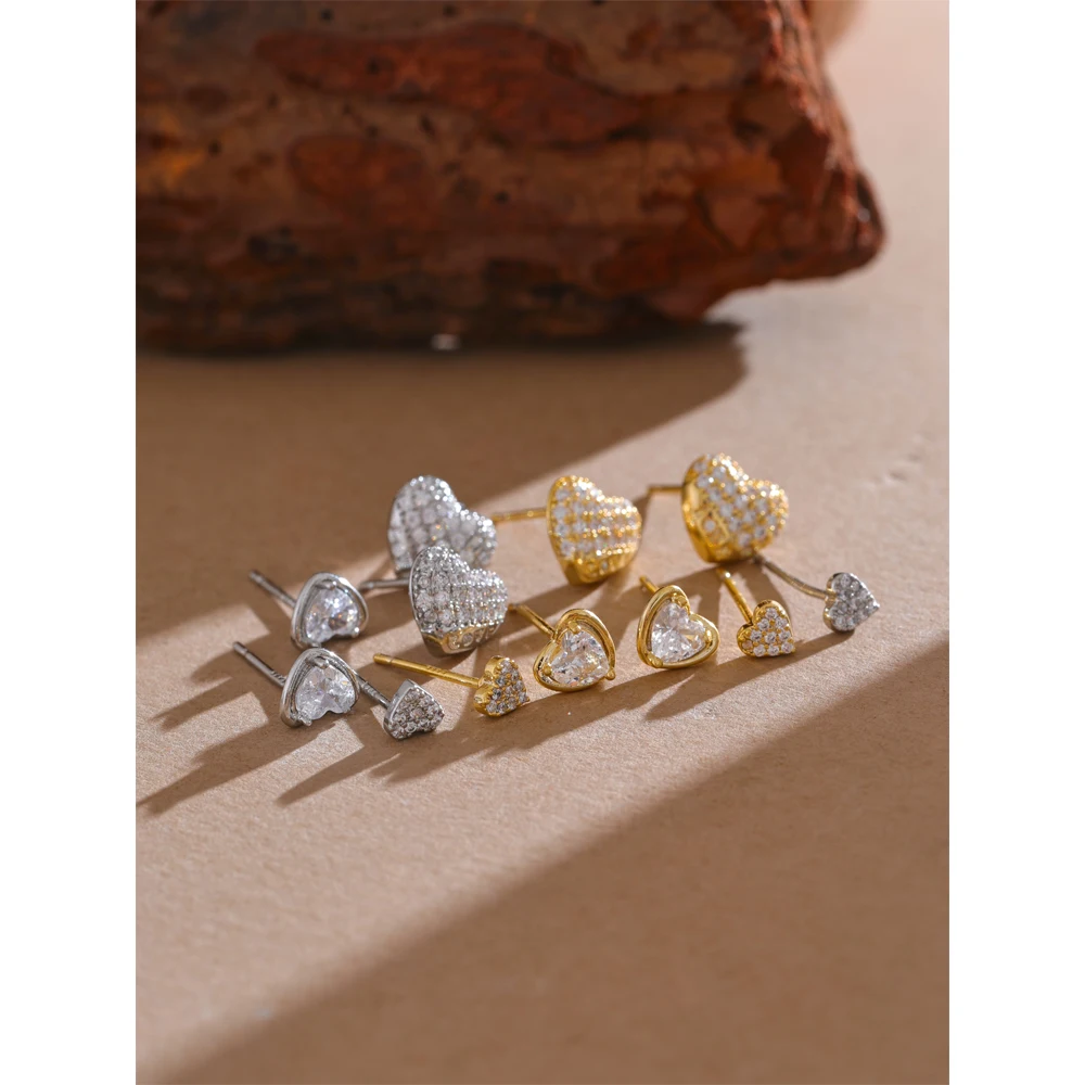 Комплект женских сережек-гвоздиков с фианитом