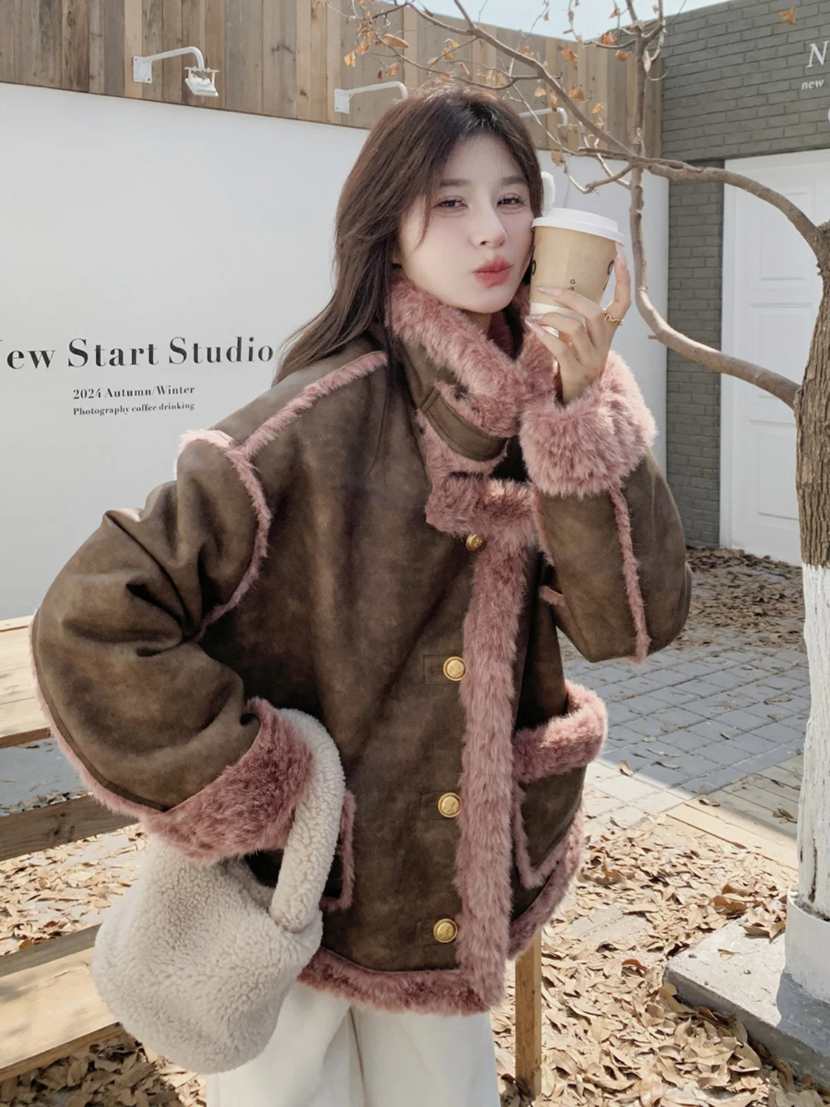 Кофейный цвет меховая интегрированная верхняя одежда из овечьей шерсти женская