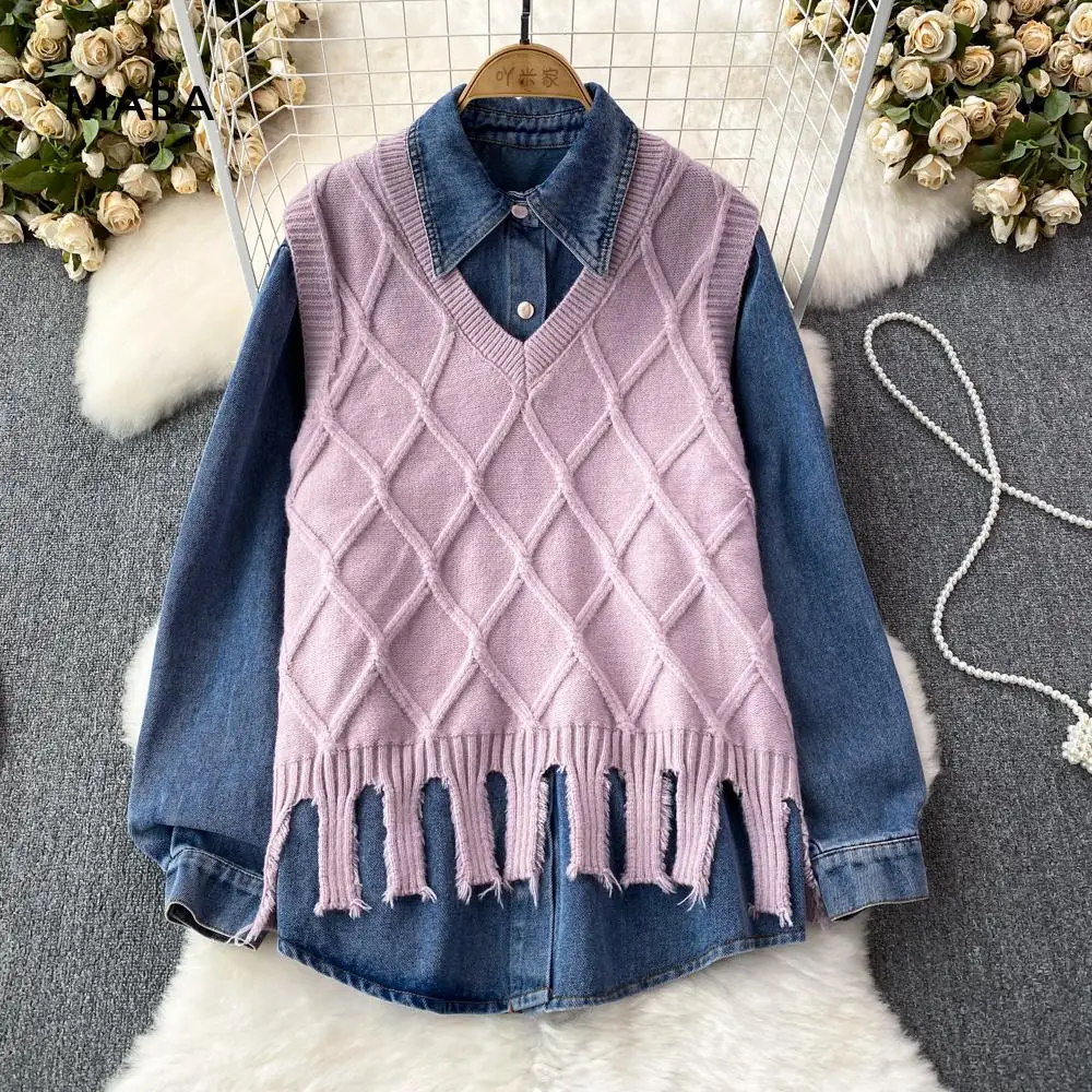 

Женский джинсовый костюм с блузкой и трикотажным топом