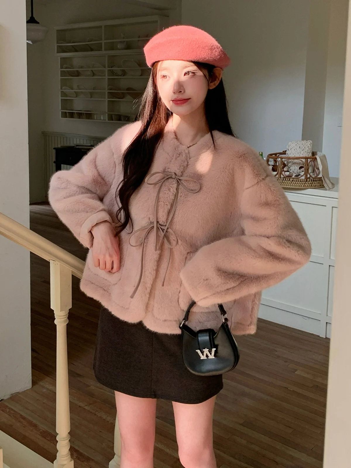 Розовая пушистая верхняя одежда женская короткая зимняя новинка 2024 маленькое