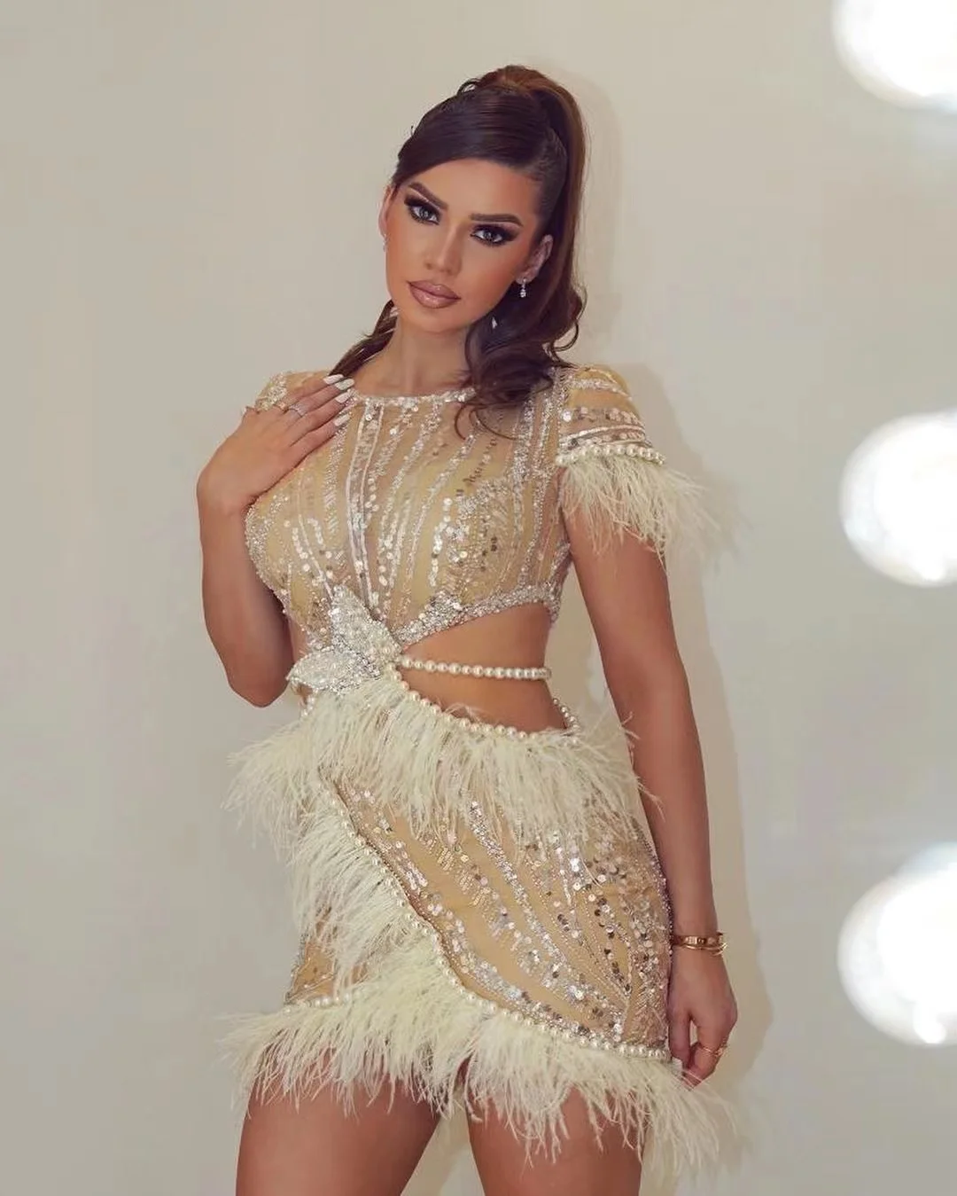 

Lovestory Robes De Cocktail Dresses for Women Luxury Feathers Sequins Short Prom Party Gowns Sexy Cutaway Sides Night Club Dress