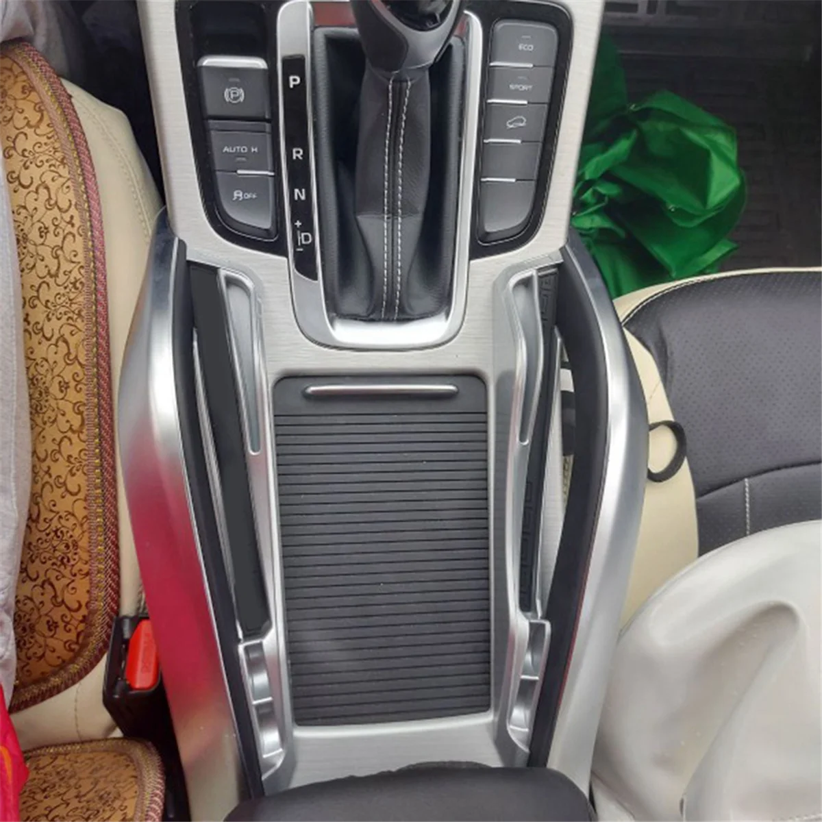 Контейнер для хранения в подлокотнике центральной консоли