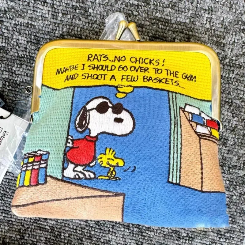 Фото Сумка-косметичка Snoopys с милым мультяшным дизайном и вышивкой, на застежке Kiss Lock, большая вместимость, для хранения помады, монетница, органайзер №1