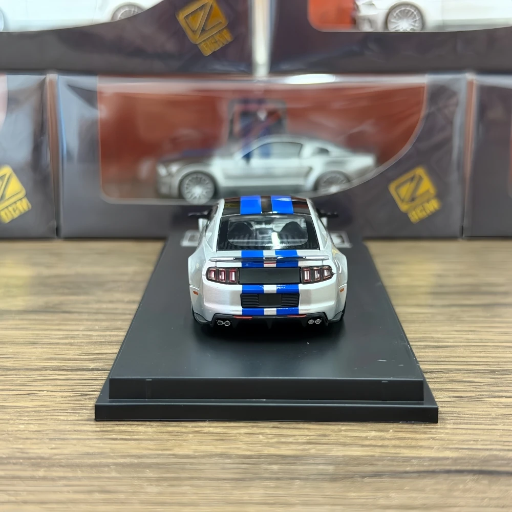 Фото Модель автомобиля DCM 1:64 Mustang 2014, литая под давлением №5