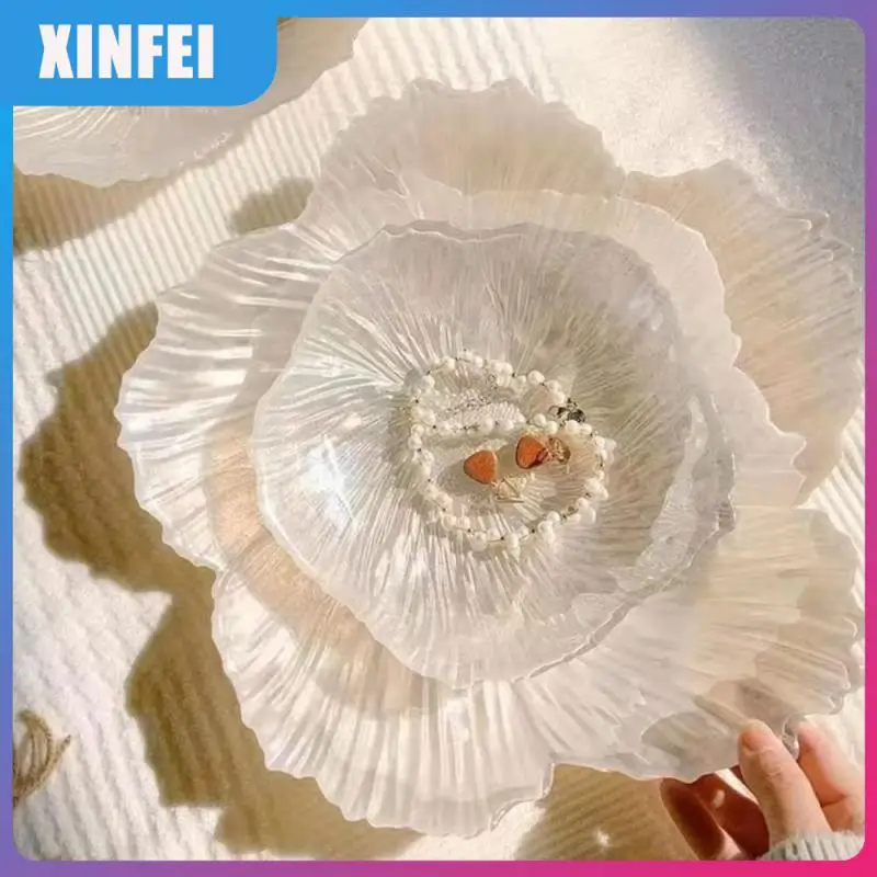 

Integrated Design Modern Nordic Style Simple And Light Luxury Pearlescent Flower Shape High-end Atmosphere Has Style Fruit Plate