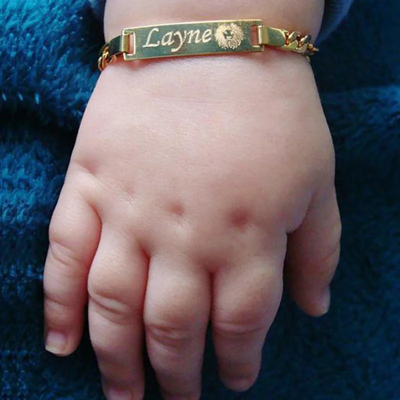 Personalize o tom liso do ouro da ligação da pulseira da corrente do figaro da pulseira do nome do bebê nenhuma joia safty do fade 12cm a 15cm