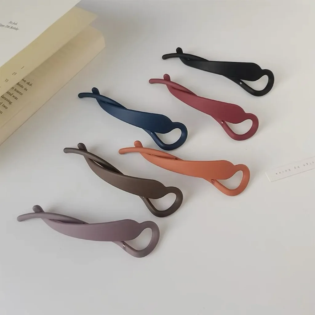 

2023 Korean Blue Banana Resin Twist Hairpin Simple Back Head Horse Tail Clip Elegant Women's Fashion Hairpin