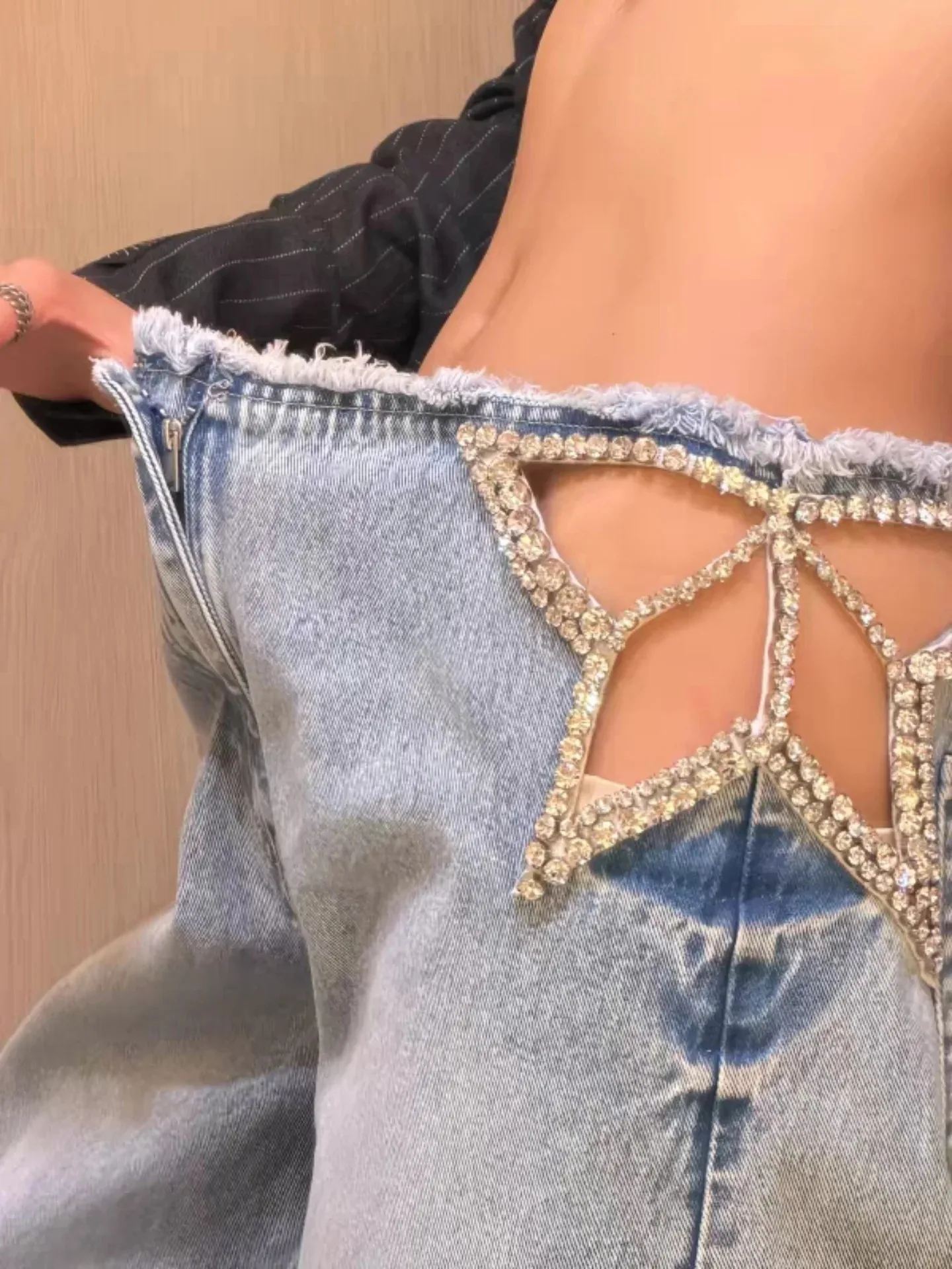 Фото Европейские и американские джинсы Y2K в стиле Hot Girl Star с вырезами, стразами, низкой посадкой и необработанными краями, выбеленные синие, широкие штанины №3