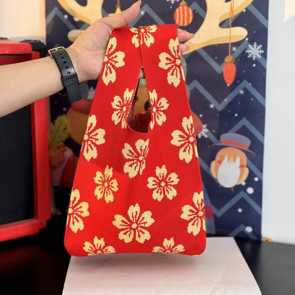 Нежная красная подарочная сумка на Новый год 2025 года вязаная с цветочным