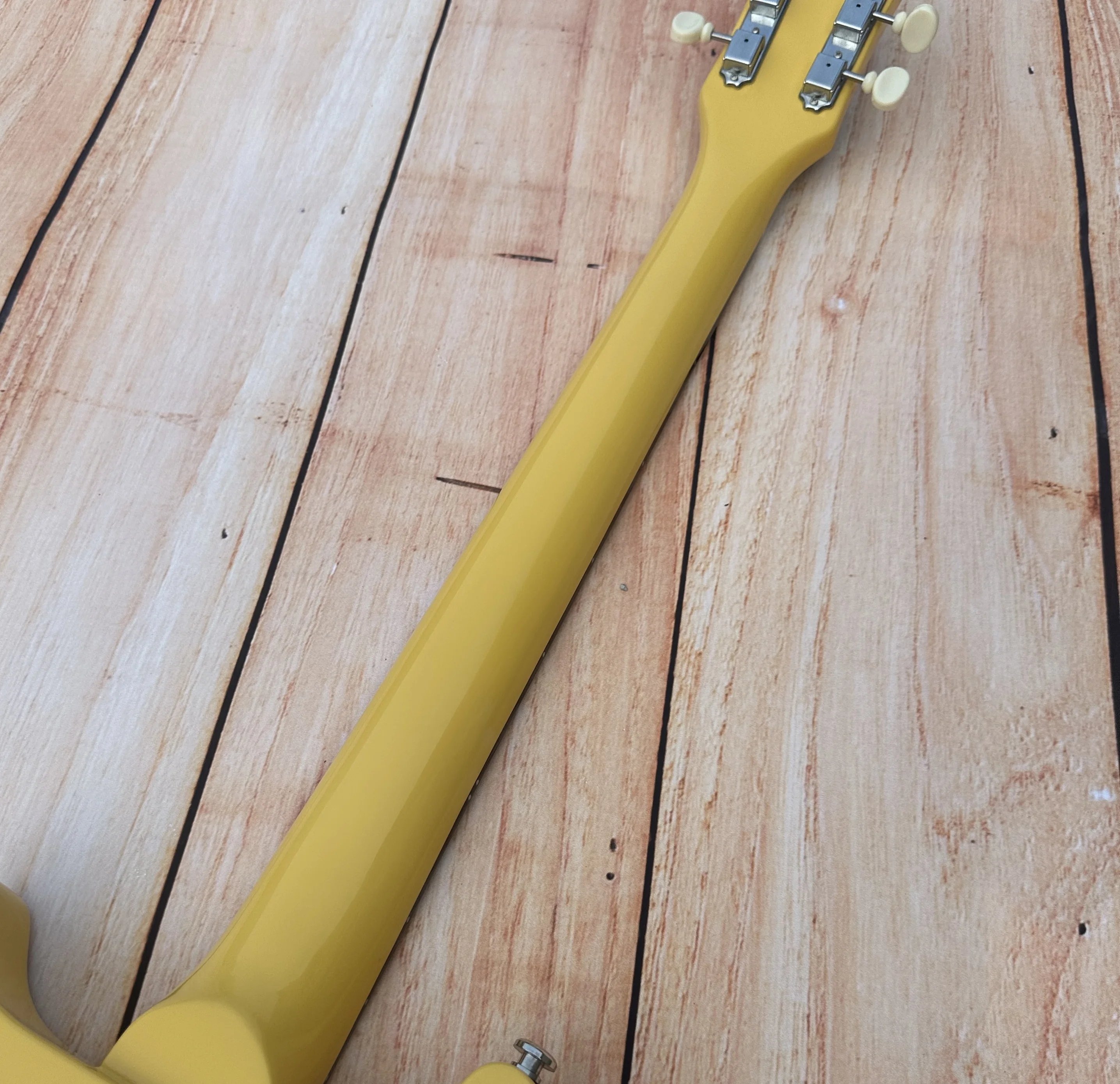 Стандартная электрическая гитара