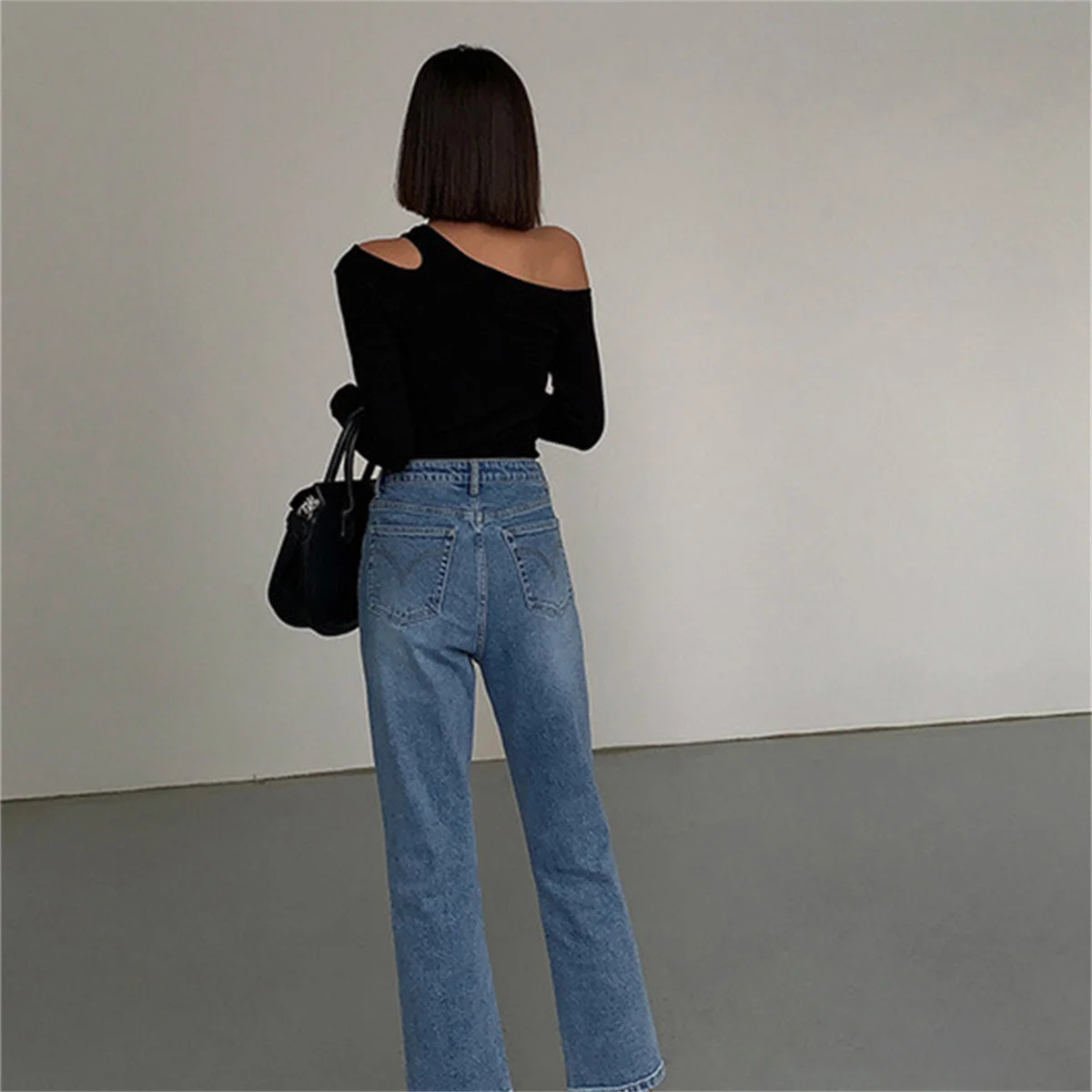 Женский топ с косым воротником и открытыми плечами модная однотонная блузка