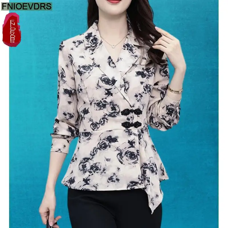 Женская блузка на пуговицах с V-образным вырезом