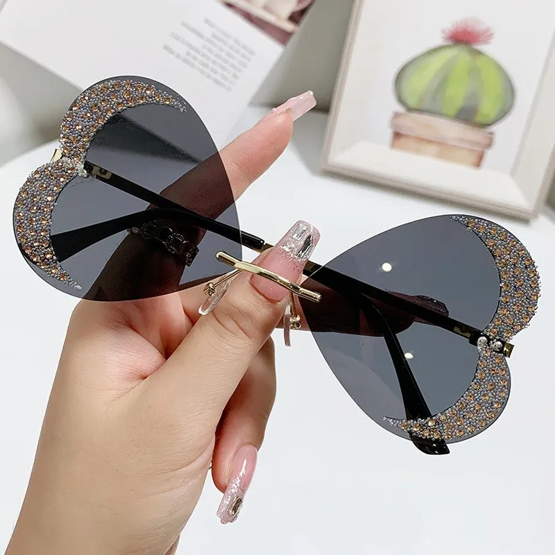 

New Heart Vintage Sunglasses One Piece Women Sun Glasses Oversized Gradient Lens Brand Designer Eyeglass UV400 Oculos De Sol