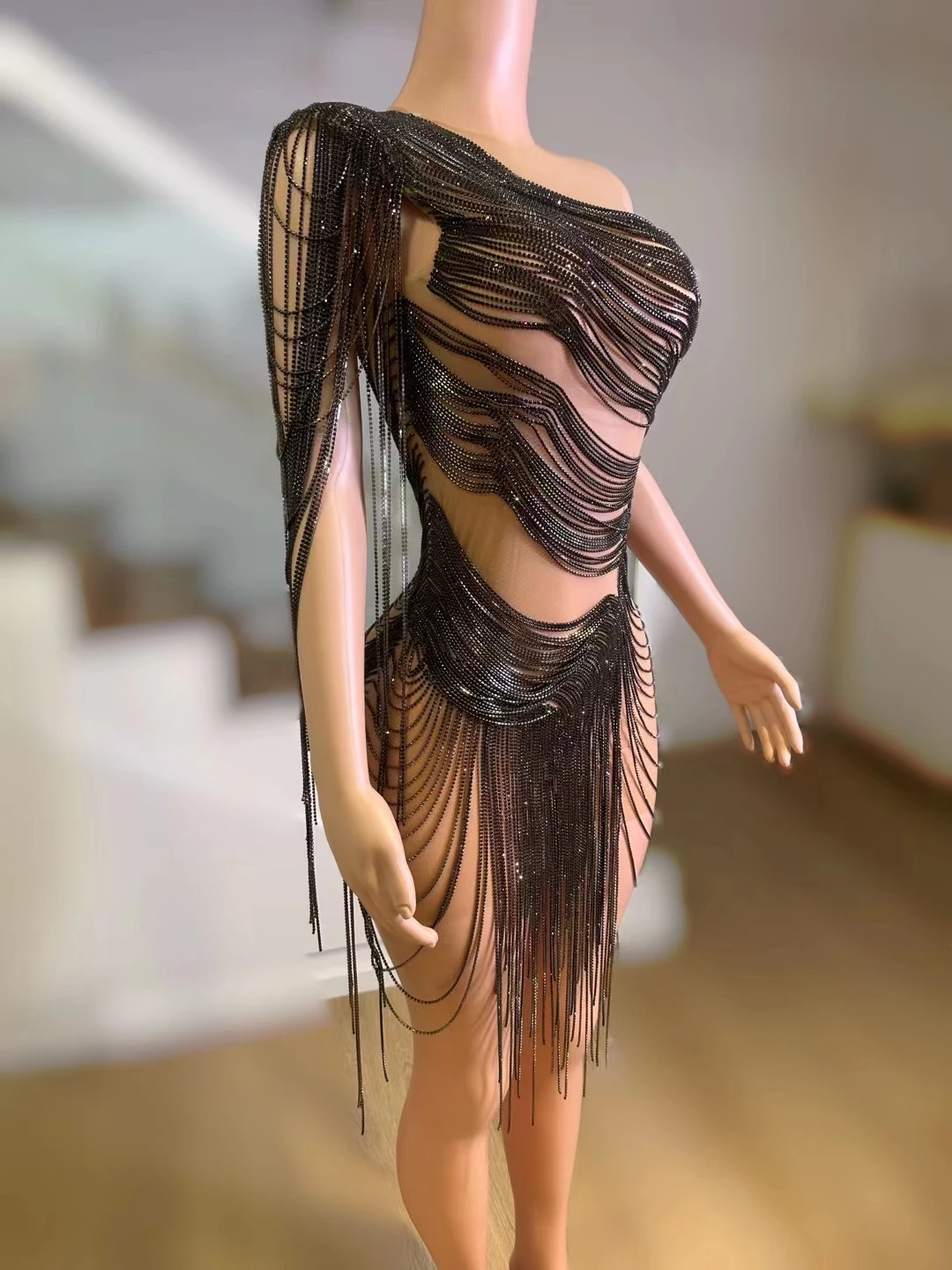 Роскошное вечернее платье с цепочками и кристаллами для празднования дня