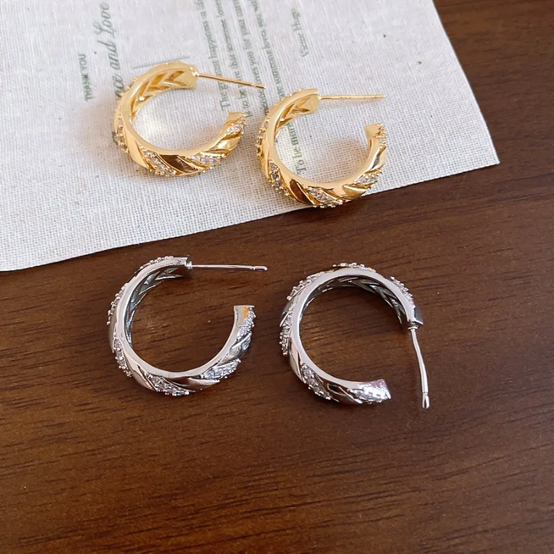 Фото Серьги-гвоздики Minar New Chic с блестящими кубическими циркониями для женщин, 14-каратное золото, серебряное покрытие, медь, офисные и деловые украшения №2