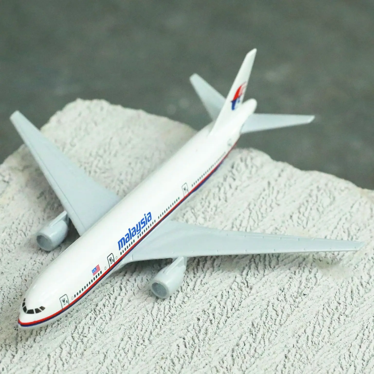 

Авиационная металлическая модель самолета Malaysia Airlines B777, 6 дюймов, литые миниатюрные игрушки для дома и офиса