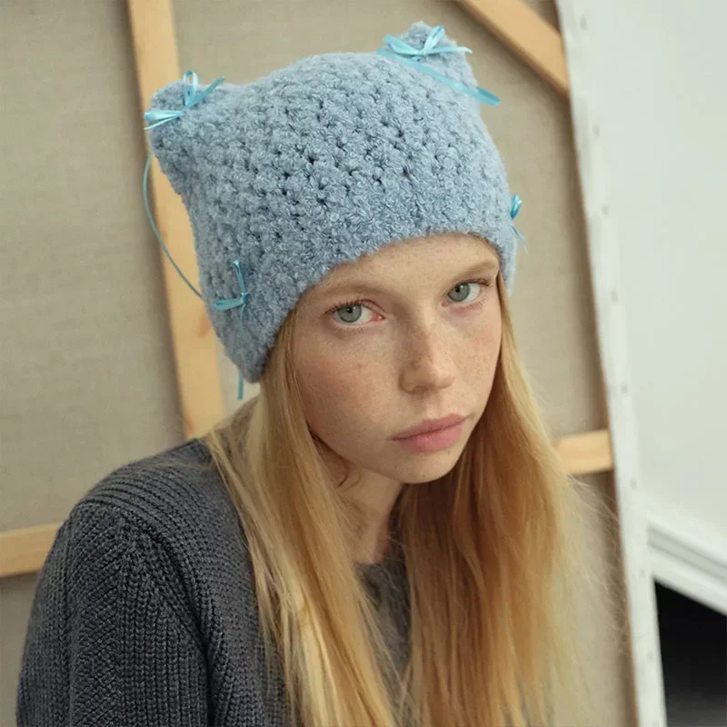Шерстяная шапка с кошачьими ушками и бантом вязаная ручной работы зимняя