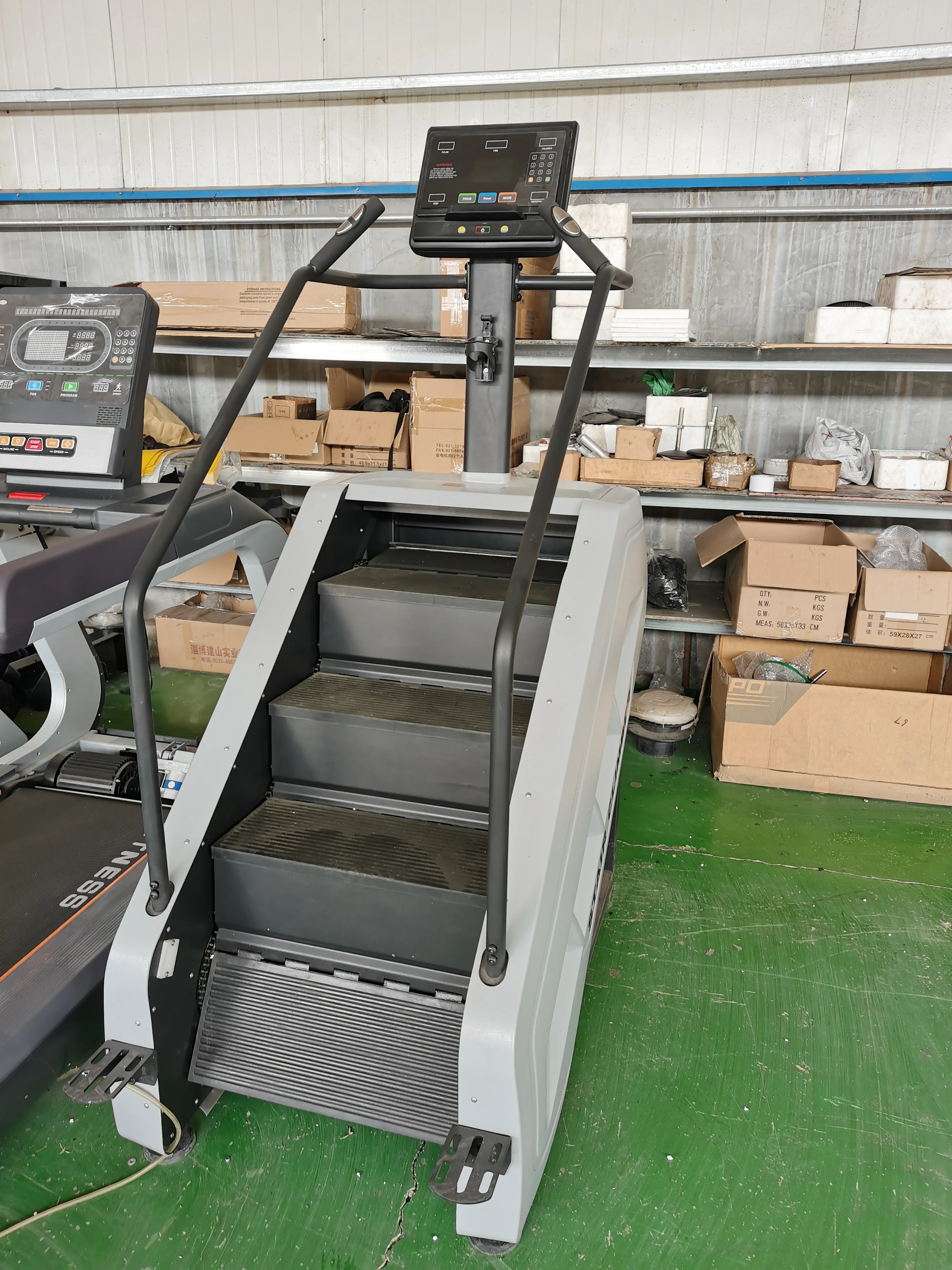 Вертикальный тренажер для кардио-упражнений тренажерного зала лестницы