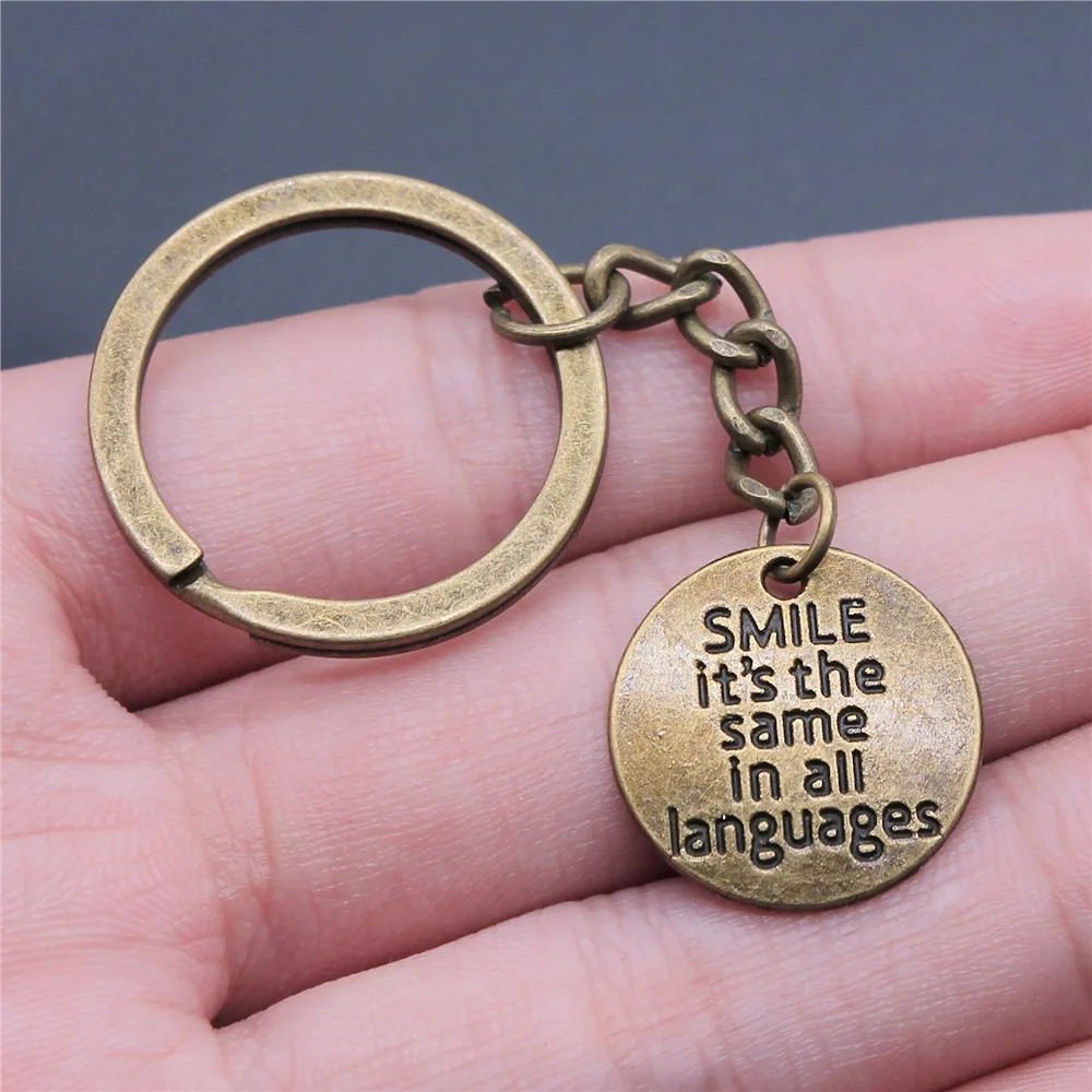 Сувениры подарок мужской брелок 2 цвета 20 мм улыбка такая же на всех языках