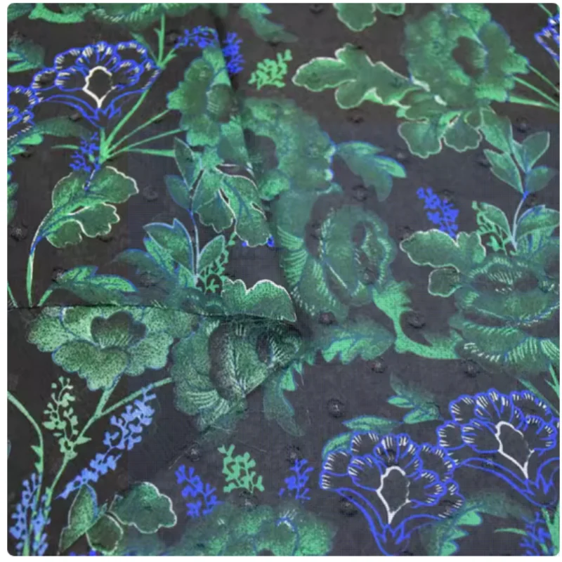 Китайская прозрачная ткань с черным низом и изумрудно-зеленым цветочным принтом