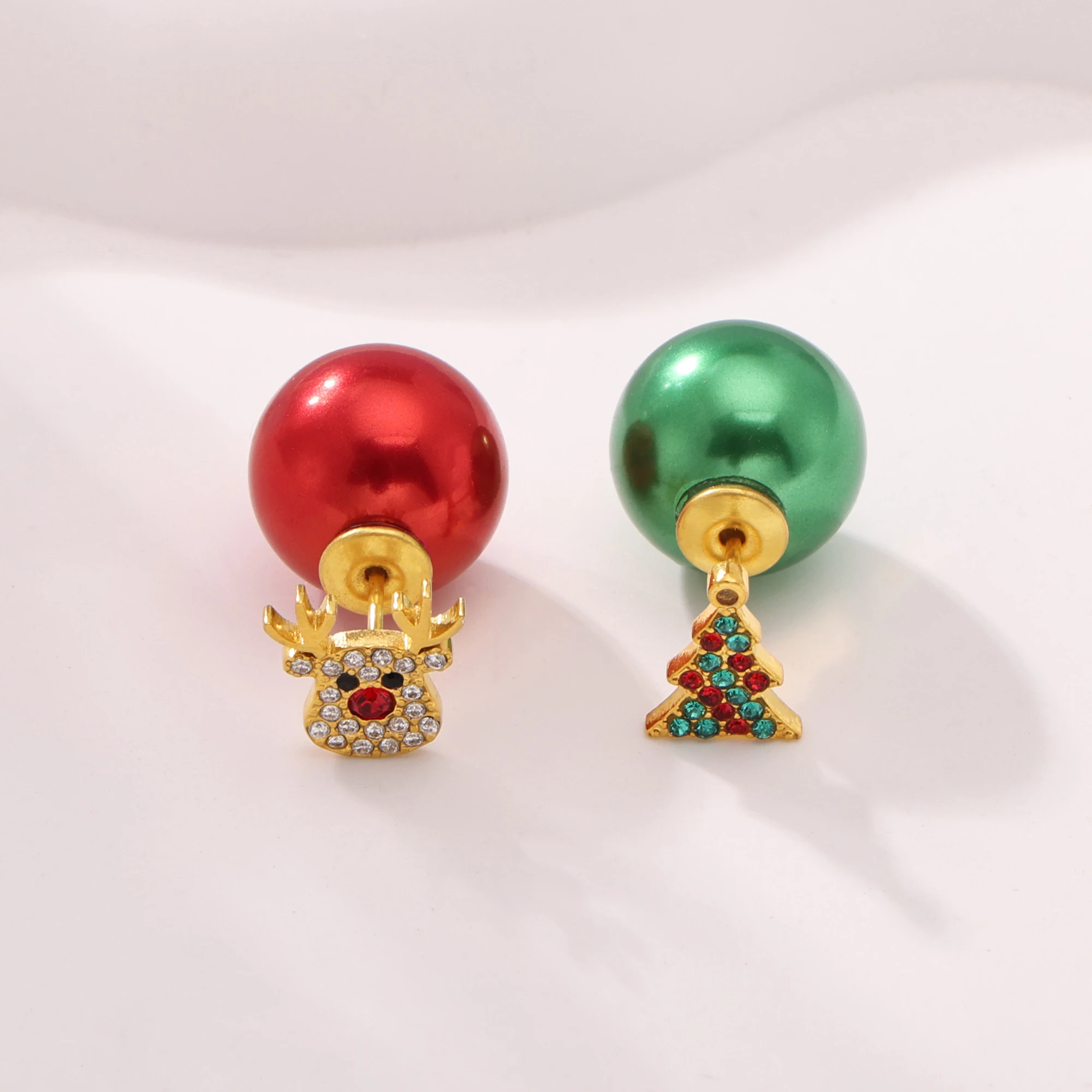 Рождественская елка с оленями и блестящими циркониевыми серьгами-гвоздиками для