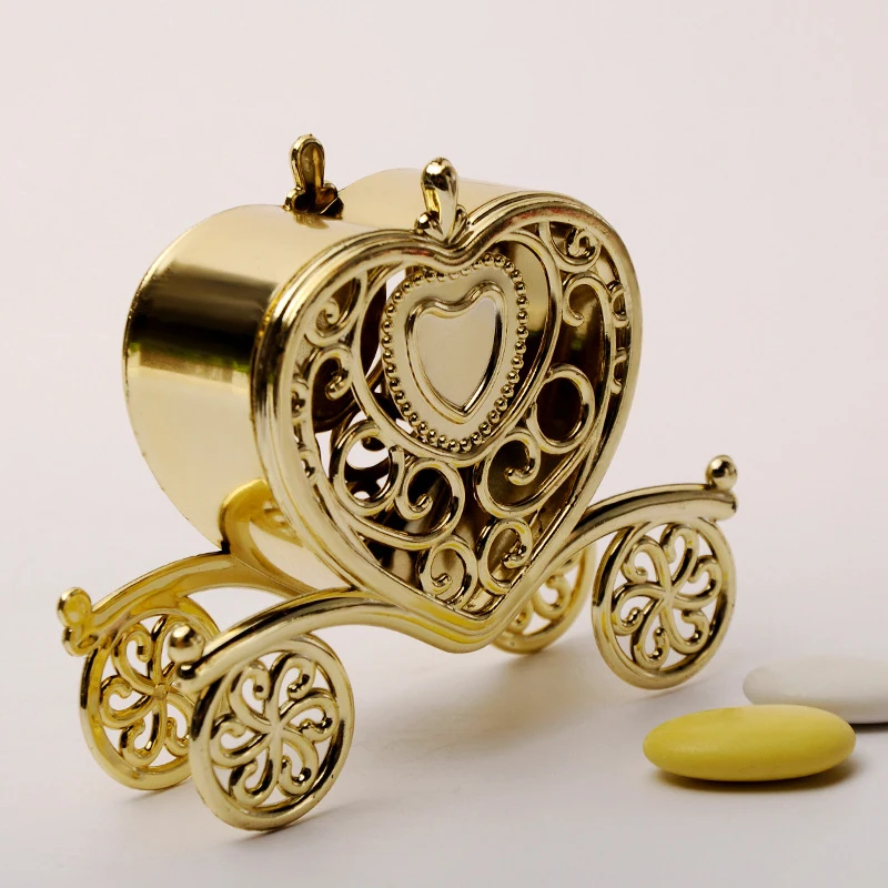 

Пластиковая коробка для конфет в форме кареты