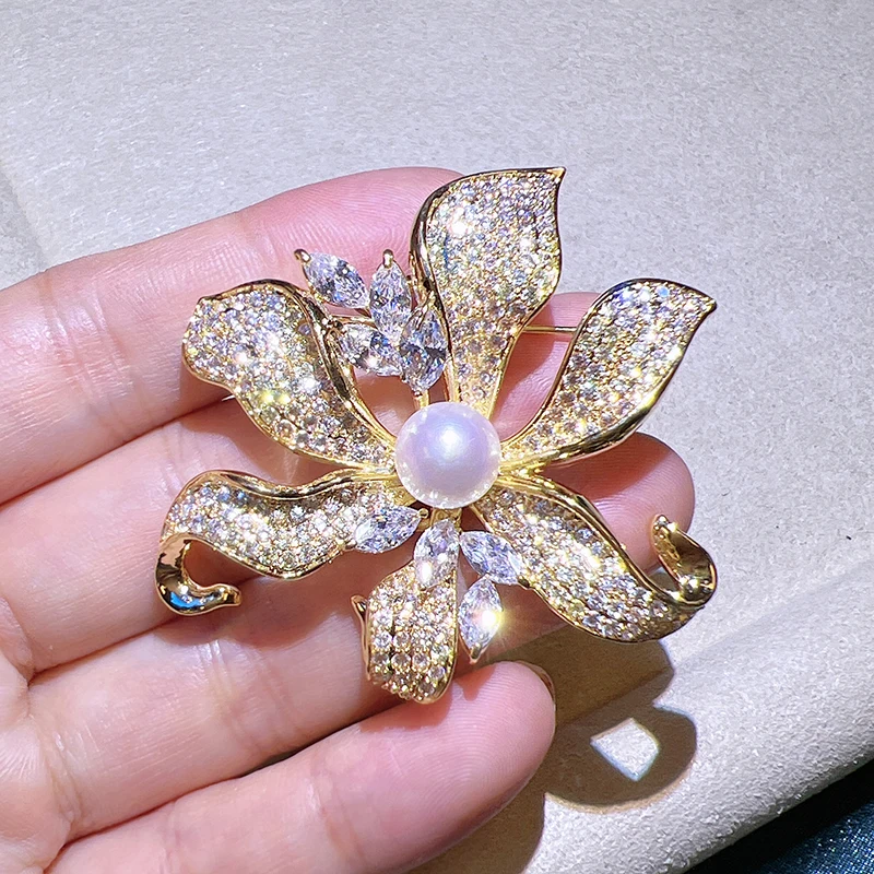 

MeibaPJ 10-11mm Big Natural White Pearl Fashion Flower Corsage Brooch Fashion Sweater Jewelry for Women