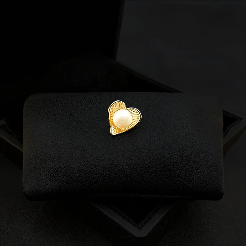 

High-End Delicate Heart Pearl Brooch Women's Fashion Suit Elegant Accessories Collar Pin Shirt Anti-Exposure Jewelry Gifts Pins