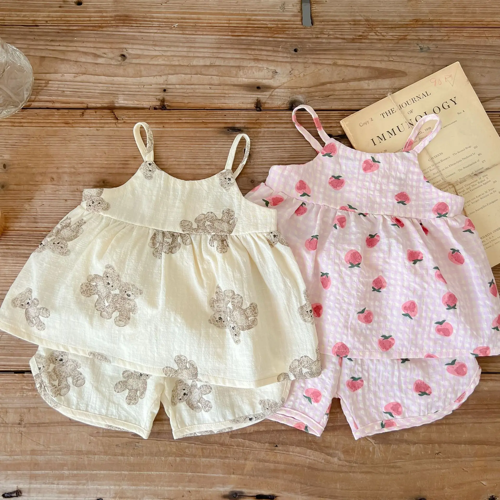 

2022 Summer New Baby Girl Sleeveless Clothes Set Infant Cute Bear Print Vest 2pcs Set Kids Girl Strawberry T Shirt + Shorts Suit