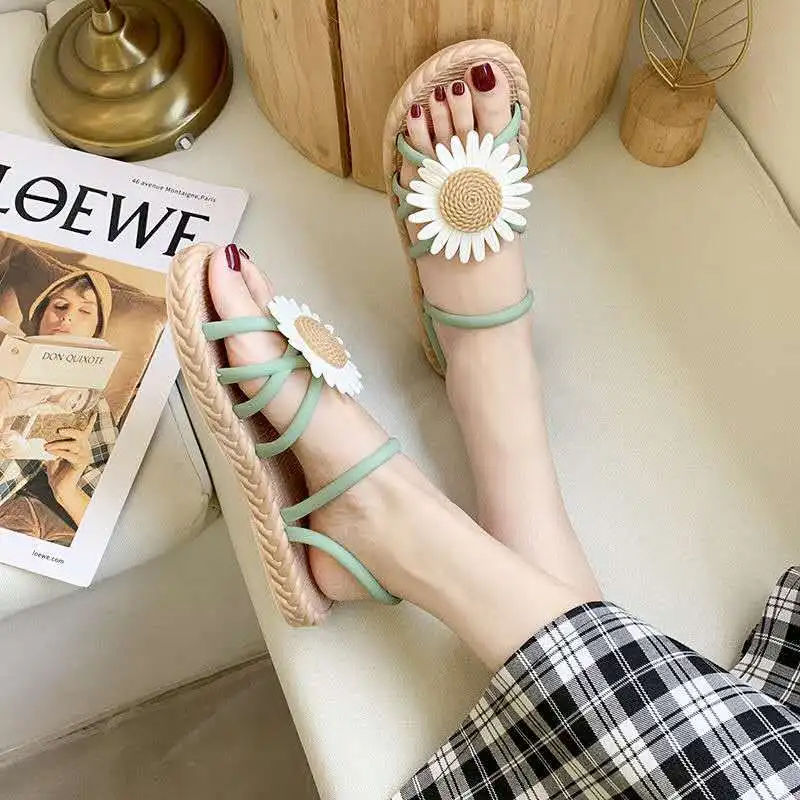 Slippers female summer 2021 new all-match little daisy fairy wind ins female students Korean version non-slip beach sandals and