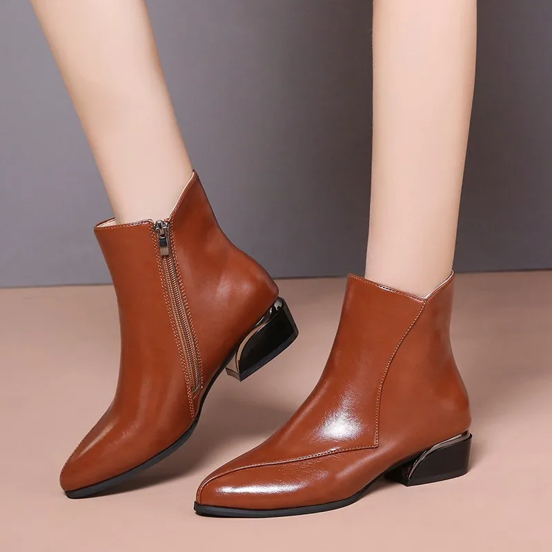 

Женские короткие ботинки на молнии, новинка сезона осень-зима 2022, универсальные плюшевые мягкие ботинки на толстом каблуке с острым носком, ...