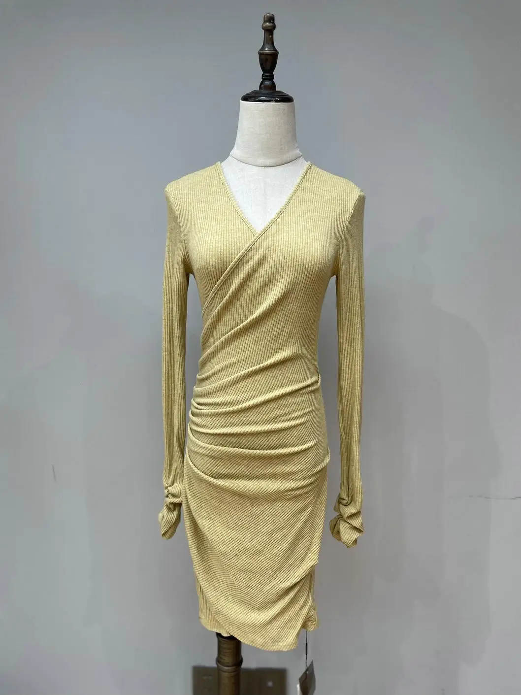 Зима 2024 новое шоу фигурка Royal Sister Sense вязаное платье-футляр с v-образным вырезом и