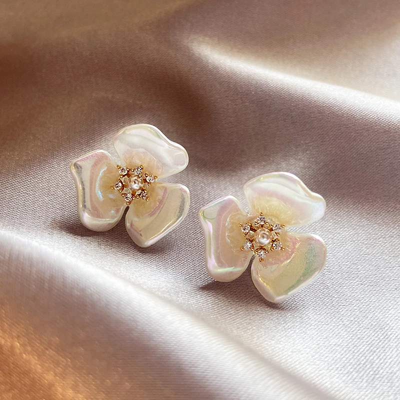 Женские серьги-гвоздики с французским жемчужным цветком легкие роскошные