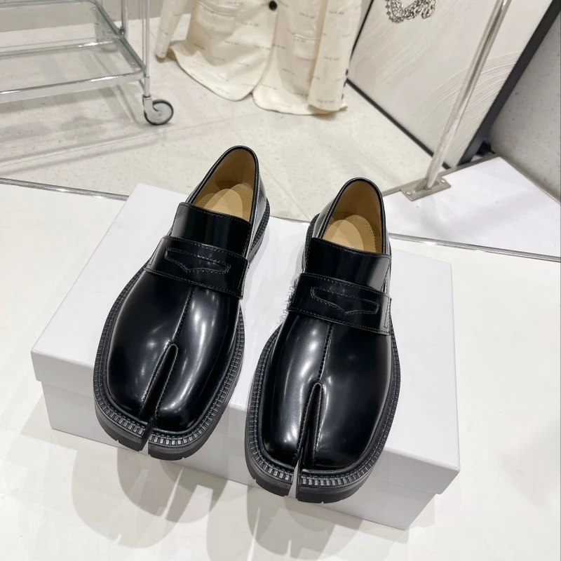 Flat split toe shoes, thick loafer shoes, women's spring and summer new leather, British style horseshoe, single shoe, pig shoe