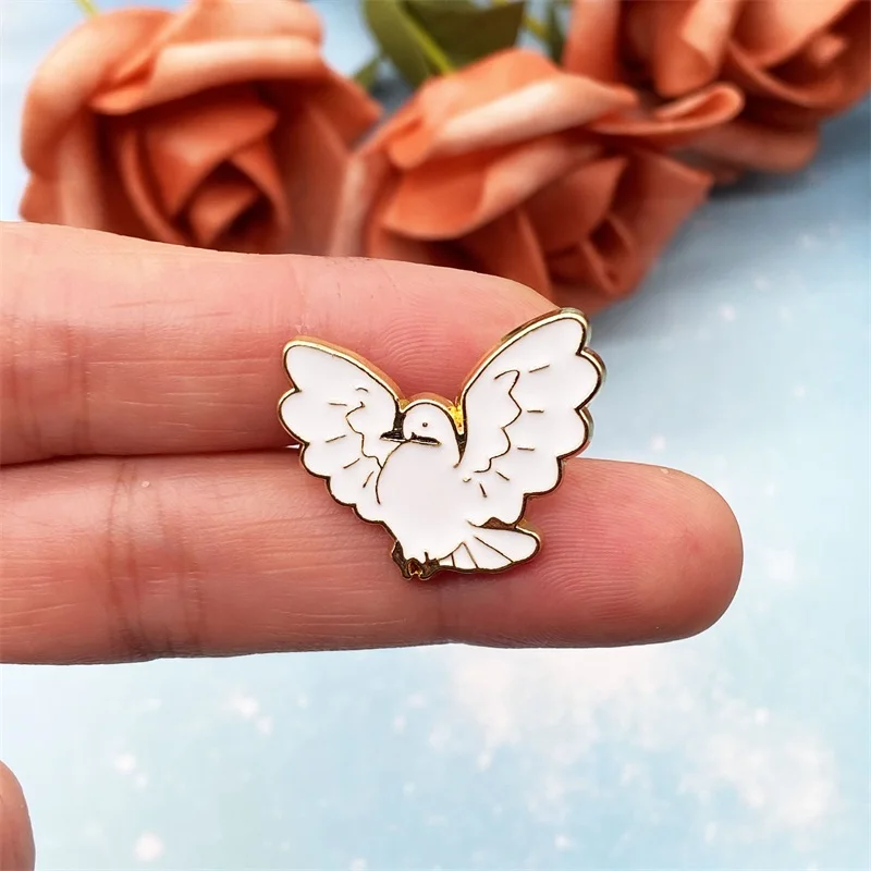 Простая маленькая и милая эмалированная брошь с изображением голубей из