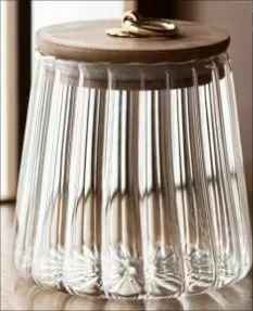 

Герметичные стеклянные банки с деревянными крышками